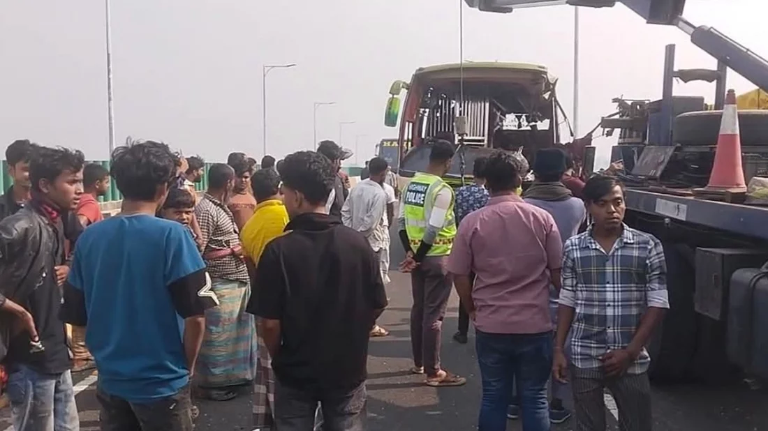 ঢাকা-ভাঙ্গা এক্সপ্রেসওয়েতে বাস-ট্রাক সংঘর্ষে ৩ জন নিহত, আহত ১৫